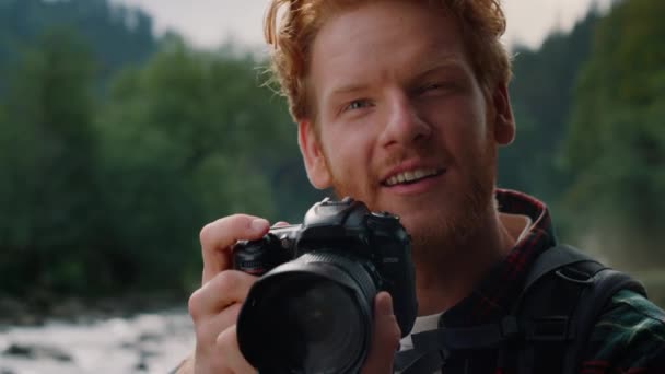 Fotógrafo masculino tirando fotos da paisagem montanhosa na câmera digital — Vídeo de Stock