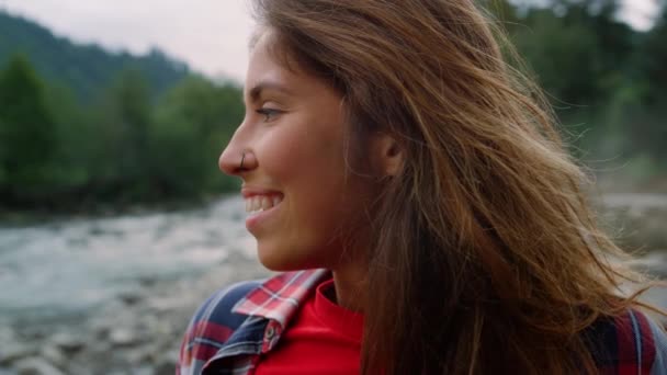 ผู้หญิงที่โพสท่าในทิวทัศน์ภูเขา ผู้หญิงมีความสุขมองไปรอบ ๆ ในภูเขา — วีดีโอสต็อก