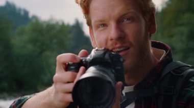 Kamerada fotoğraf çeken adam. Fotoğrafçı dağlarda manzara çekiyor.