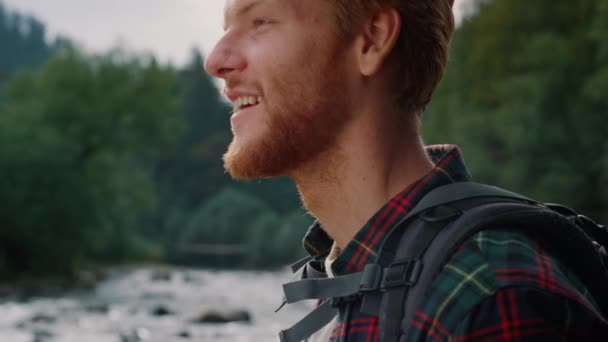 Een gelukkige man met een fotocamera. Roodharige man geniet van berglandschap — Stockvideo