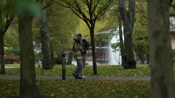 Pareja feliz enamorada teniendo paseo romántico con alegría y diversión en el parque. — Vídeos de Stock