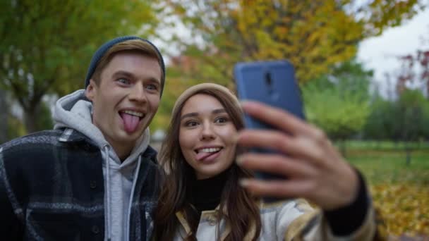 Portret van een mooi jong koppel in liefde selfie nemen met tongen. — Stockvideo