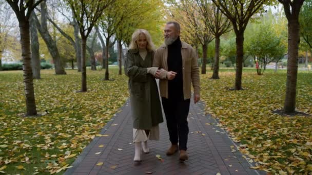 Plan large de couple romantique sénior marchant dans une atmosphère détendue dans le parc. — Video