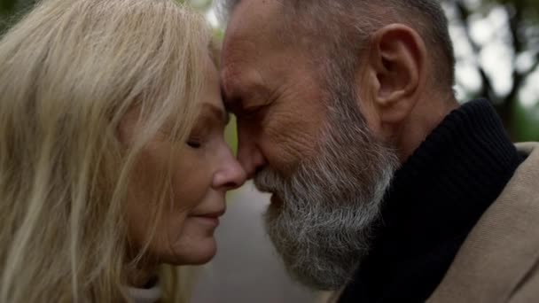 Portrét krásné romantické starší pár těší jeden druhého na ulici. — Stock video