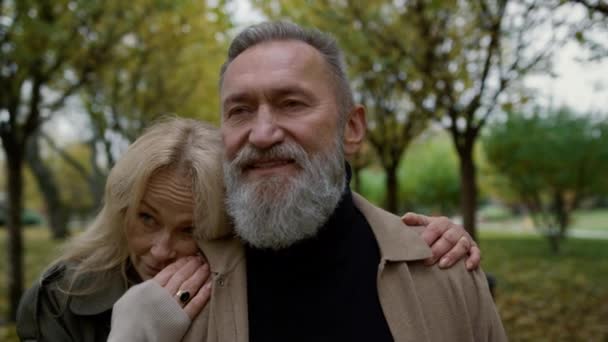 Portret wesołej starszej pary bawiącej się w parku. Romantyczny mężczyzna. . — Wideo stockowe