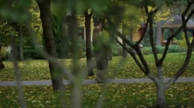Mutlu çift yeşillik parkında eğleniyor. Gülümseyen adam ve kadın.