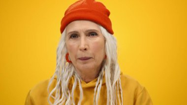 Kafası karışmış son sınıf öğrencisi kadın içeride gözlerini yuvarlıyor. Stüdyoda suratını buruşturan sıkıcı kadın..