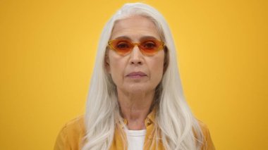 İçeride bağıran öfkeli yaşlı kadın. Stüdyoda ağzını açan kadın şok oldu..