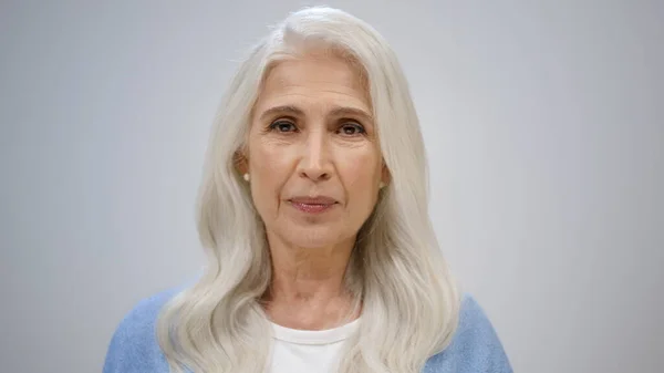 Vrolijke oude vrouw verheugt zich binnen. Happy oude dame genieten van nieuws in de studio. — Stockfoto