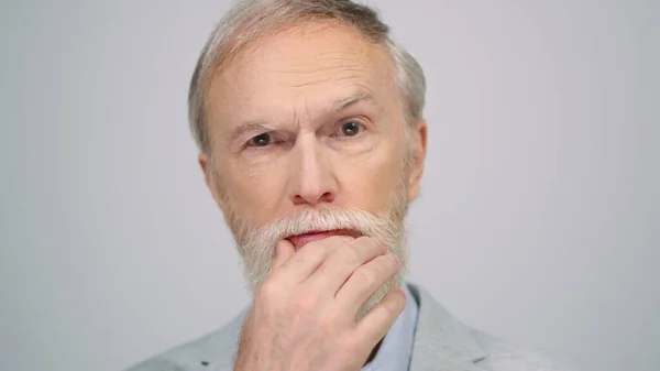 Vrolijke man met de vinger omhoog in de studio. Opgewonden gentleman denken indoor. — Stockfoto