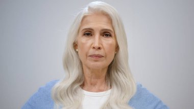 İçeride gülümseyen neşeli yaşlı kadın. Stüdyoda dişleri gösteren mutlu bayan..