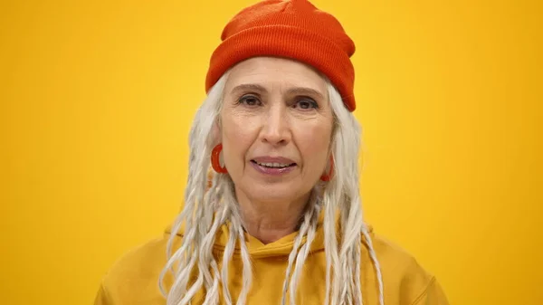 Mujer mayor alegre divirtiéndose en el interior. Dama sonriente bailando en estudio moderno. — Foto de Stock