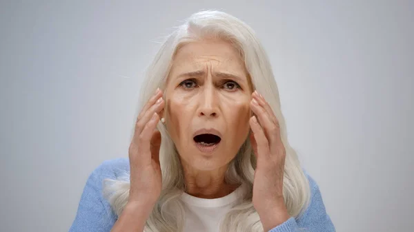 Mujer mayor preocupada por la salud interior. Sorprendido señora apertura boca interior. — Foto de Stock