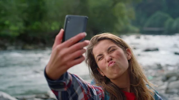 Mulher sorridente levando selfie no smartphone. Menina amuada lábios na câmera selfie — Fotografia de Stock