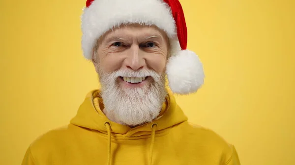 Stylish old man gesticulating in studio. Happy guy looking camera indoors. — Stock Photo, Image