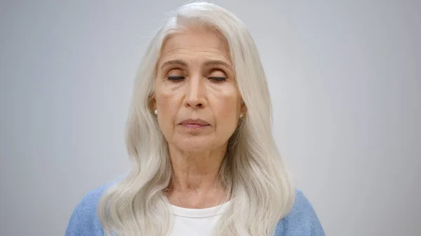 Una anciana sonriente gesticulando por dentro. Alegre dama chasquido dedos en el interior. —  Fotos de Stock