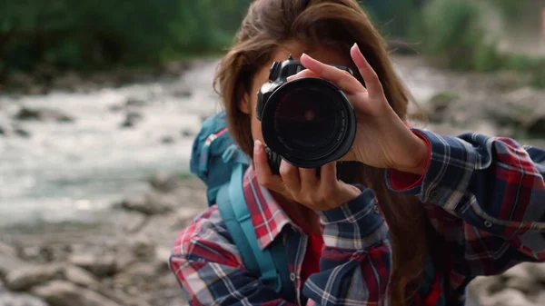 Caminhante usando câmera fotográfica. Mulher sorridente tirando fotos da paisagem montanhosa — Fotografia de Stock