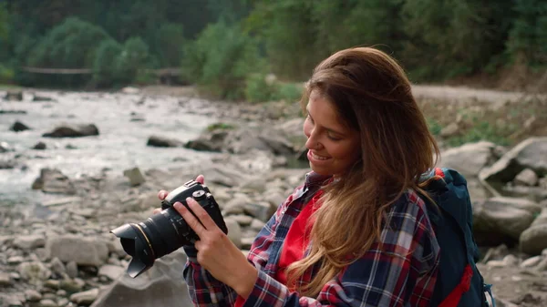 Fotograaf met behulp van fotocamera. Aantrekkelijke vrouw neemt foto 's op camera — Stockfoto