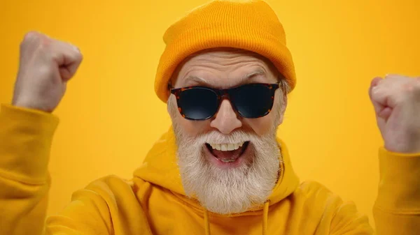 Hombre maduro regocijándose en el fondo del estudio. Viejo chico alegre posando en el interior. — Foto de Stock