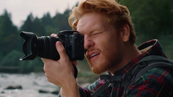 Redhead άνθρωπος με ψηφιακή φωτογραφική μηχανή λήψη φωτογραφιών του πράσινου τοπίου — Φωτογραφία Αρχείου