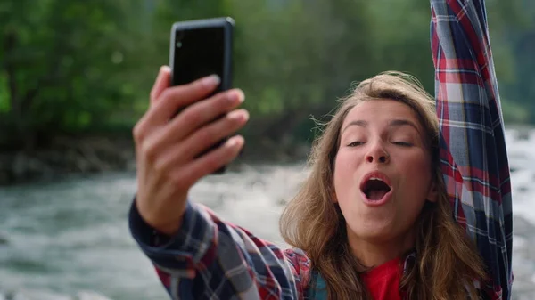 A nő okostelefont használ videohívásra. Lány gesztikulál kezét telefon kamera — Stock Fotó