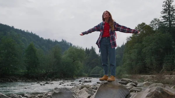 Gelukkige vrouwelijke wandelaar bij Rocky River Shore. Glimlachende vrouw die handen opsteekt — Stockfoto