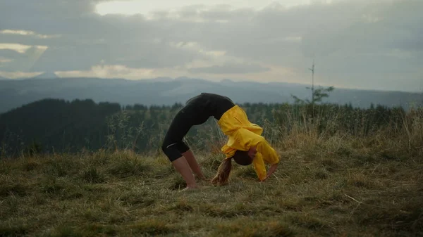 Девушка, занимающаяся йогой. Йога-женщина, занимающаяся йогой в горах — стоковое фото