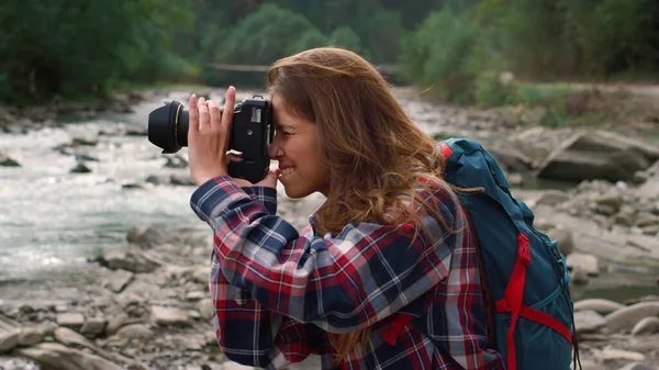 Kobieta robi zdjęcia krajobrazu. Profesjonalny aparat fotograficzny pracujący na zewnątrz — Zdjęcie stockowe