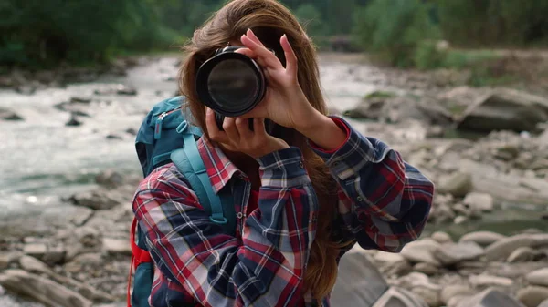 Dziewczyna fotografująca w górach. Kobieta profesjonalne robienie zdjęć na zewnątrz — Zdjęcie stockowe