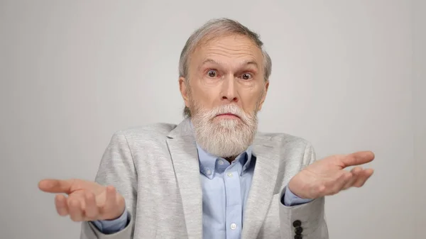 Verontruste man op zoek naar camera in de studio. Verward meneer bewegende ogen binnen. — Stockfoto