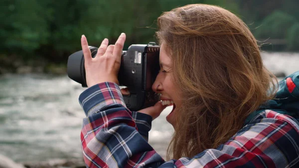 Fotograf fotografujący naturę. podekscytowana kobieta za pomocą aparatu fotograficznego zewnątrz — Zdjęcie stockowe