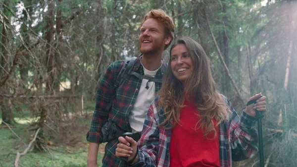 Um casal a passear nos bosques de Verão. Homem e mulher felizes caminhando na floresta de contos de fadas — Fotografia de Stock