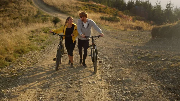 Girl and guy with bikes going on road Cyclists taking rest after exercising — Φωτογραφία Αρχείου