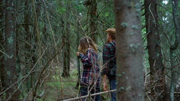 Nő és férfi túráznak az erdőben. Mosolygó turisták, akik kaland az erdőben — Stock Fotó