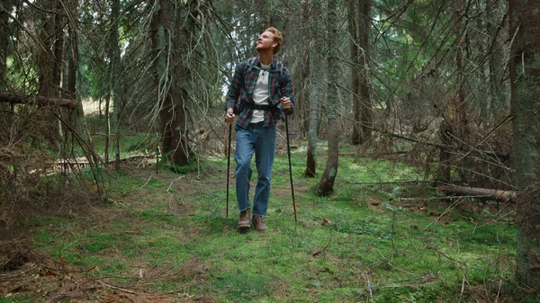 Un tizio che cammina nel bosco d'estate. Viaggiatore maschio escursioni nella foresta fiabesca — Foto Stock