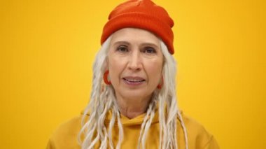 Neşeli son sınıf kadını içeride eğleniyor. Modern stüdyoda dans eden gülümseyen bayan..