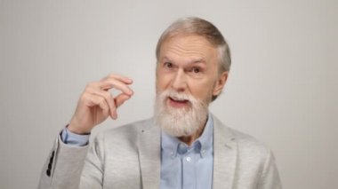 Neşeli adam parmaklarını şaklatıyor. Yaşlanmış işadamı kamerasını evin içine çeviriyor.