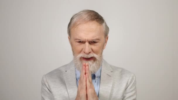 Aggódó ember segítséget kér a stúdióban. Öreg fickó, aki bent imádkozik.. — Stock videók