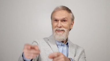 Yaşlı adam içerideki kamerayı işaret ediyor. Neşeli adam içeride imza attığını gösteriyor..