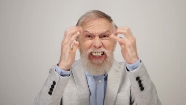 Zdenerwowany starzec gestykulujący w domu. Zszokowany staruszek krzyczący w studio. — Wideo stockowe