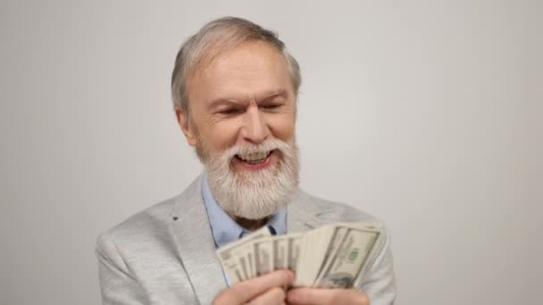 Fröhlicher alter Mann, der Geld im Haus hält. Alt kerl having spaß im modern studio. — Stockvideo
