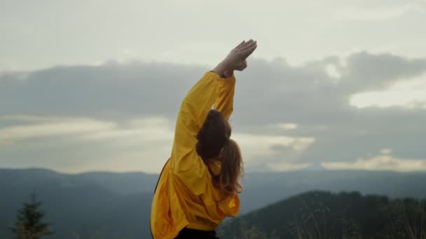 Persona femenina haciendo pose de yoga guerrero. Fitness mujer realizando yoga al aire libre — Vídeo de stock