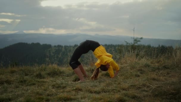 Fille effectuant des exercices de yoga. Yoga femme faisant pont pose de yoga dans les montagnes — Video