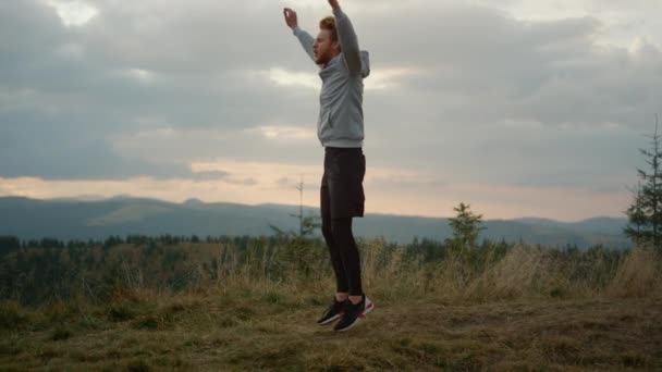Młody biegacz skacze na miejsce. mężczyzna jogger ocieplenie przed cardio trening — Wideo stockowe