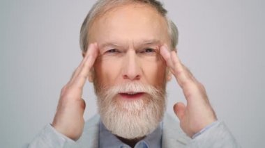 Yaşlı adam stüdyoda düşünüyor. Evde baş ağrısı çeken yorgun bir beyefendi..