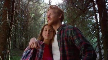 Kadın ve erkek yürüyüş sırasında dinleniyor. Kız ve erkek birbirlerine sarılıyorlar.