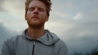 Adam kameraya bakıyor. Yorgun koşucu kardiyo çalışmasından sonra yorgun hissediyor.