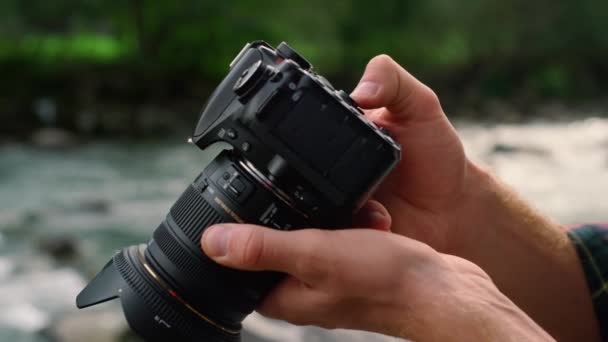 Mãos de homem segurando câmera de foto ao ar livre. Fotógrafo masculino usando câmera digital — Vídeo de Stock