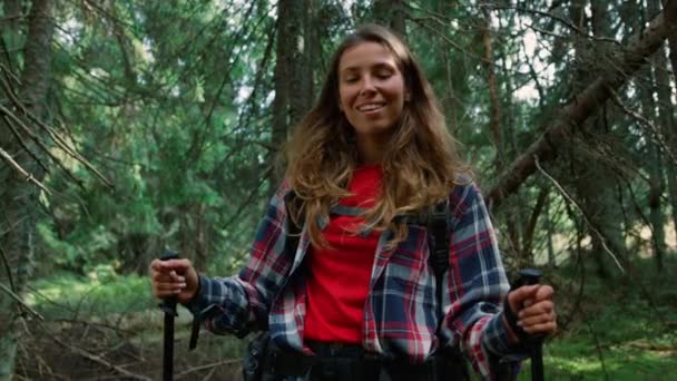 Lächelnder Wanderer, der im grünen Wald spaziert. Attraktive Mädchen wandern in grünen Wäldern — Stockvideo
