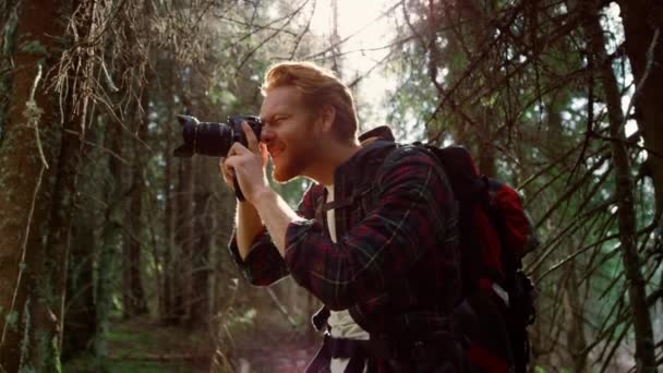 Turismo disparando paisaje verde en el bosque. Fotógrafo con cámara fotográfica — Vídeos de Stock